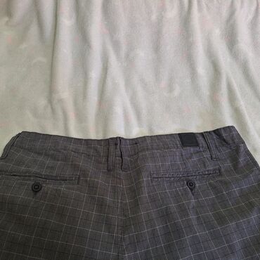 Pantalone: Prodajem slim fit pantalone udobne savrsene za izlaske poslovne i — 3