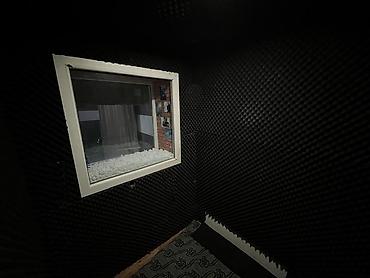 icare ofis: Səs yazısı və vokal işi üçün uyğunlaşdırılmış akustik studiya otağı — 2