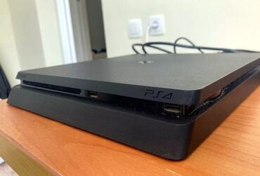 PS4 (Sony PlayStation 4): Продаю PlayStation4 1TB В комплекте 4 дисками Пломбы на месте Не