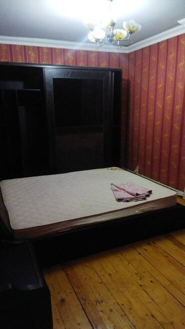 Uzunmüddətli kirayə mənzillər: Kirovda 5 mertebeli binanın 3-cu mərtəbəsində yerləşən ümumi sahəsi — 4