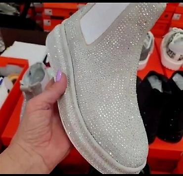 gde kupiti pertle: Ženske slip-on čizme sa sjajnim cirkonima - Model: niske Chelsea — 2