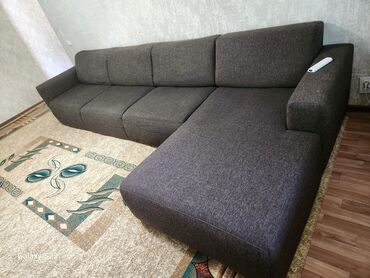 Угловые диваны: Угловой диван в современном стиле, обтянутый прочной тканью