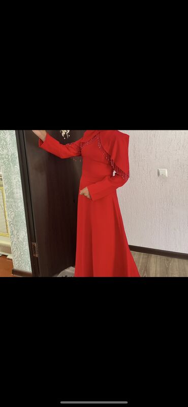 шикарное вечернее красное платье: Вечернее платье, Длинная модель, С рукавами, Стразы, M