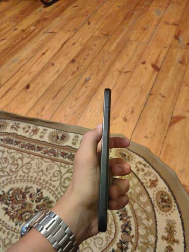 Mətbəx texnikası: Məhsul: Smartfon - Ön hissədə nazik çərçivəli, mərkəzdə “punch‑hole”