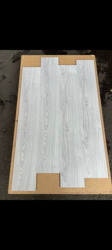 taxta biti nece mehv etmek olar: Açıq boz ağac naxışlı döşəmə paneli (laminat/PVC panel) — dekorativ