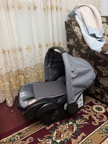 прогулочные коляски для зимы: Автокресло, цвет - Серый, Б/у