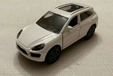 uşaq cantalari instagram: Təcili Satılır…Endirim Var… Porsche Cayenna modelkası