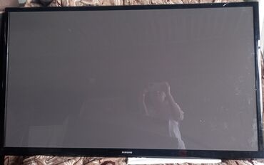 телевизор с большим экраном: Телевизор Samsung с черной рамкой вокруг экрана. Подходит для