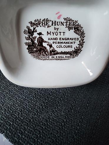 Ostali antikviteti: Engleski cajni multicolor servis The Hunter Myott iz 1982 godine. Sve — 17
