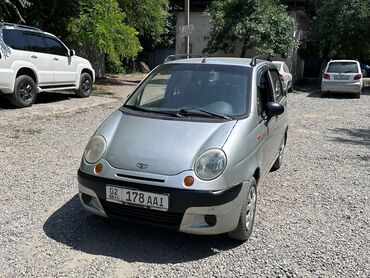 вета машина: Серебристый хэтчбек Daewoo Matiz, компактный и маневренный, идеально