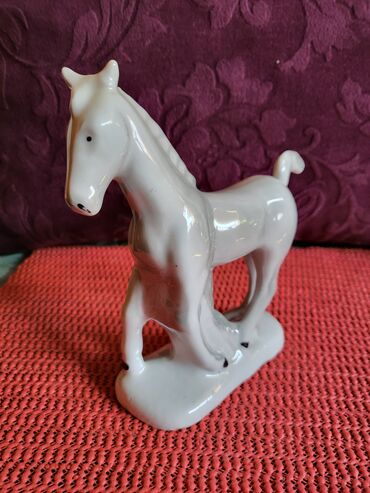 Figurice i makete: Figura nova porcelanska iz 70ih. Figura bez ostecenja,sve na njoj — 3