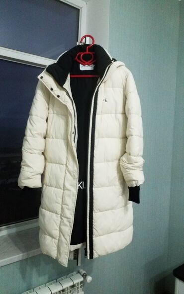qara cins pencekler: Calvin Klein Jeans qadın qışlıq şişmə plaş/kurtka - Rəng: krem (ağ