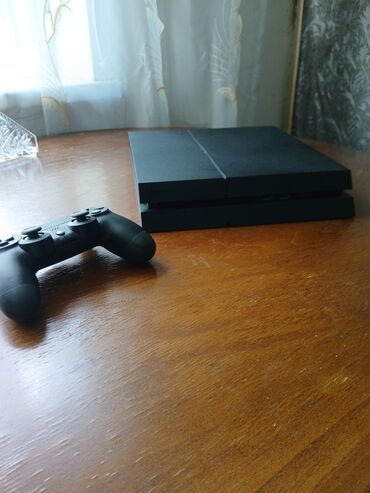 PS2 & PS1 (Sony PlayStation 2 & 1): Sony PlayStation 4 videooyun konsolu klassik qara rəngdə təqdim
