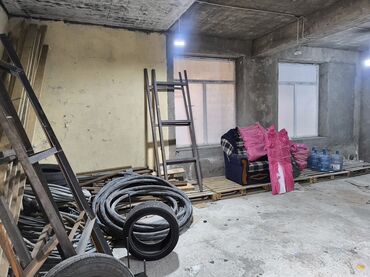 Mağazalar: Nesimi metrosunda Heyder Mescidinin yaxınlığında 80 kv metr ANBAR — 9