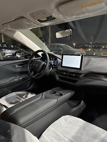 hongqi e: Roewe : 2025 г., 5.5 л, Автомат, Электромобиль, Седан — 2