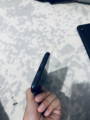 Мобильные телефоны: Смартфон Xiaomi Redmi (серия Redmi, задняя крышка с логотипом Redmi) — 6