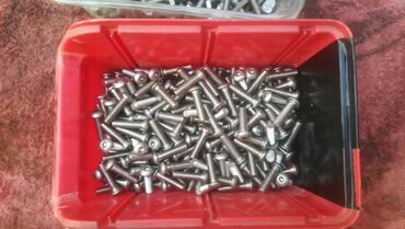 Šrafovi i matice: Opis: Velika količina metalnih šrafova, idealnih za širok spektar — 7