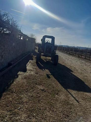 Motobloklar: Mavi rəngli MTZ tipli təkərli traktor. Texniki xüsusiyyətlər: - Dörd — 6