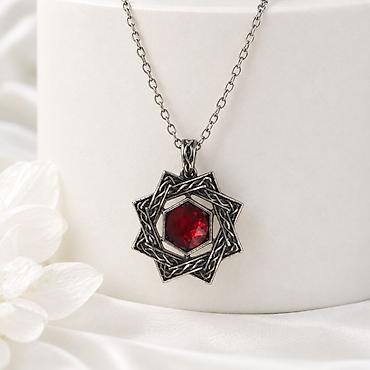 Talisman Unisex sa priveskom „zvezda” i crvenim kamenom - Dizajn