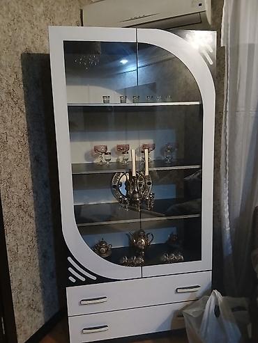 şüşe vitrin: Vitrin şkaf - Material: MDF/laminat korpus, ön hissə parlaq ağ-qara — 1
