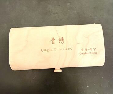 minali jewelry: Qinghai Embroidery taxta qutusunda olan dekorativ bəzək əşyası