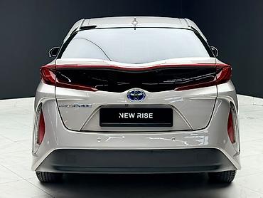 corolla 2022: Toyota Prius: 2017 г., Гибрид, Лифтбек — 8