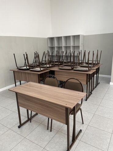аристократ мебель: Комплект стол и стулья Школьный, Б/у