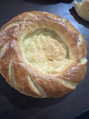 покрасит: Домашняя сырная лепёшка/пирог - Круглая выпечка с румяной корочкой и — 1