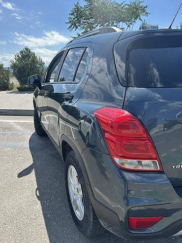 07 şəkilləri yüklə: Chevrolet Trax kompakt krossover. Tünd boz rəngli кузов, 5 qapılı SUV — 2