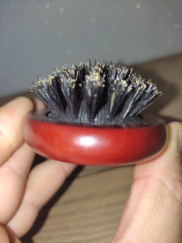 Saç aksesuarları: Daraq. Saçları düz edir. Ümumi 22 sm, fırça hissəsi 10 sm, 6 sm eni — 6