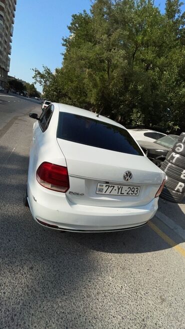 Volkswagen Polo: 1.6 л | 2015 г. Седан