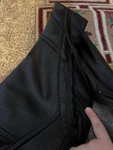 Üst geyimləri: Qara biker tərzində dəri gödəkçə Tebii hec yerinde hecne yoxdur — 4