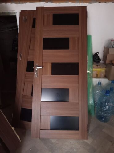 Otaq qapıları: Qapi 5 eded içi dolu ağır qapılardi olcu 90/2.05 cercive zamok var