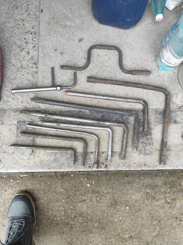 Наборы инструментов: Инструменты советские - молотки по 200 сом; ножницы по металлу большие — 17