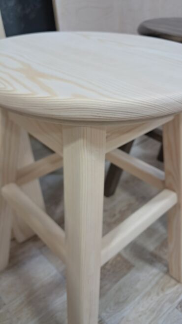 Taburetlər: Taxta taburetlər. Xüsusi zövq və keyfiyyətdə yıgılır. Əl işidir. Yük — 10