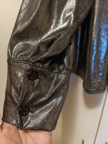 Bluze: Dve ženske bluze u nežnim neutralnim tonovima. 1) Puder‑roze bluza: - — 12