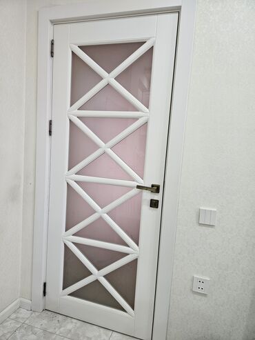 demir list: Ağ rəngli interyer qapısı – modern geometrik dizayn - Material: ağ