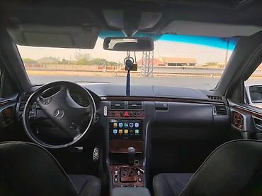 w210 oturacaq: Mercedes-Benz E-Class sedan (W210), gümüş rəng. - Kuzov: 4 qapılı — 9