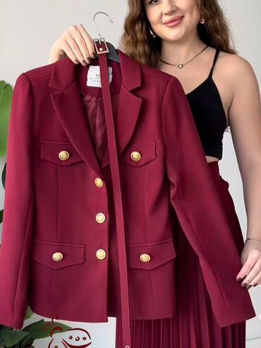 Dəstlər, kostyumlar: Qadın dəst – qızılı düyməli pencək və pliseli ətək - Model: İki — 7