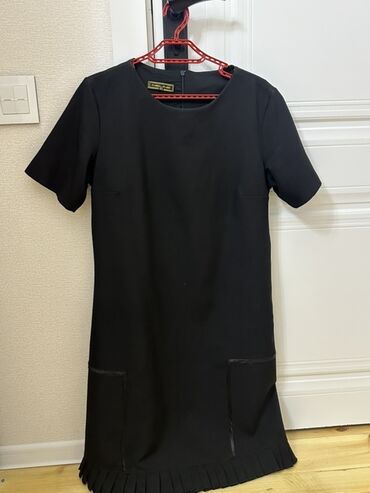 sade qolbaqlar: Qara rəngli qadın donu - Klassik düz kəsim, qısa qollu - Dairəvi