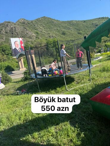orfoqrafiya ve orfoepiya lugeti: Qara torlu, dəmir konstruksiyalı böyük batut. Uşaqlar üçün əyləncəli
