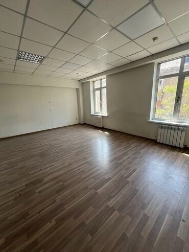 Офисы: Продаю Офис 33 м², С ремонтом, Без мебели, Административное здание, 2 этаж