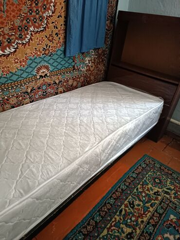 бу мебель алабыз: Односпальная кровать из дерева с матрасом. Простая конструкция с