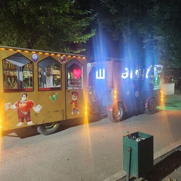 кытай менен бизнес: Аттракционный паровозик с несколькими вагонами, выполненный в ярких