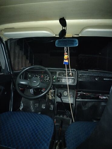 VAZ (LADA): VAZ 2107, ağ rəngdə sedan Xüsusiyyətlər: - Kuzov: 4 qapılı sedan, ağ — 7