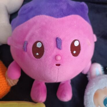 Игрушки: Набор мягких игрушек включает в себя семь различных фигурок, каждая со — 8