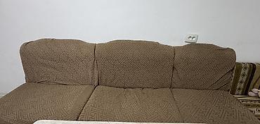 sofa: Трёхместный диван с мягкими подушками спинки и сиденья. Обивка — ткань — 1