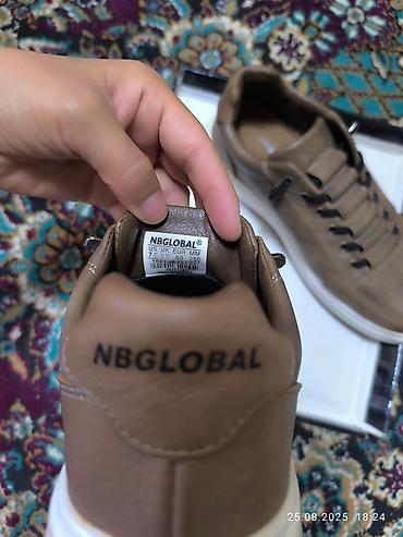 Кроссовки и спортивная обувь: Стильная мужская обувь можно и подросткам, коричневого цвета с белой — 9