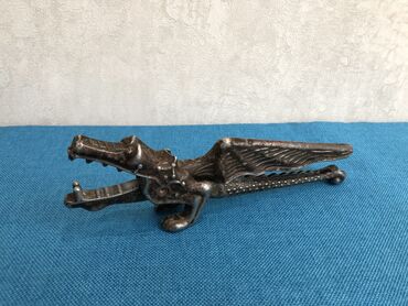 Sikkələr: 2 ci sekil. 10 manat 
3 ci sekil. 25 manat 
4 ci sekil. 30 manat — 12