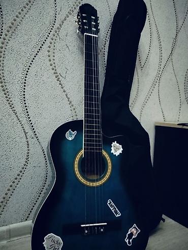 zeng ucun gitara: Mavi rəngli klassik gitara – kəsik korpus (cutaway) dizaynlı. - — 2